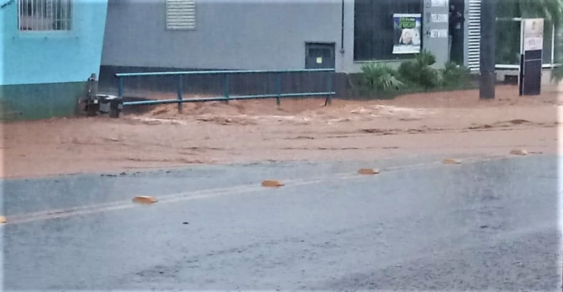CHUVA CAUSA ALAGAMENTOS