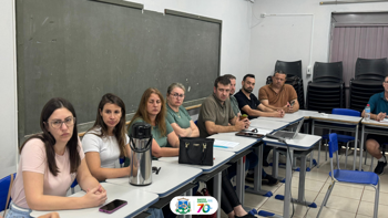 <p>PREFEITO REALIZA REUNI&Atilde;O</p>
