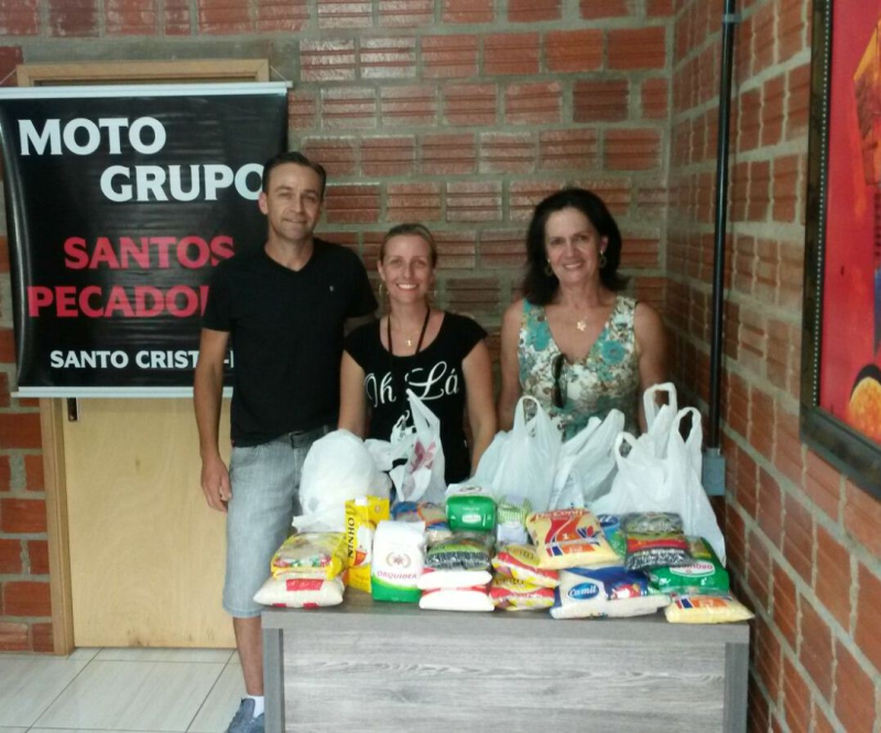 Moto Grupo Santos Pecadores repassa alimentos à Assistência Social