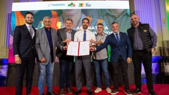 <p>𝗠𝘂𝗻𝗶𝗰𝗶́𝗽𝗶𝗼 𝗳𝗶𝗿𝗺𝗮 𝗰𝗼𝗻𝘃𝗲̂𝗻𝗶𝗼 𝗰𝗼𝗺 𝗼 𝗘𝘀𝘁𝗮𝗱𝗼 𝗽𝗮𝗿𝗮 𝗮𝗺𝗽𝗹𝗶𝗮𝗿 𝗮 𝗾𝘂𝗮𝗹𝗶𝗳𝗶𝗰𝗮𝗰̧𝗮̃𝗼 𝗽𝗿𝗼𝗳𝗶𝘀𝘀𝗶𝗼𝗻𝗮𝗹</p>