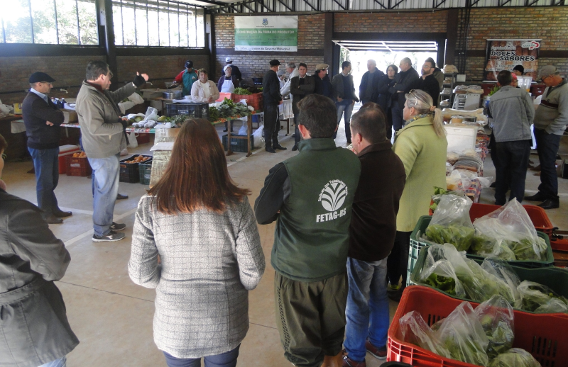 Assinados contratos dos estandes da Feira do Produtor