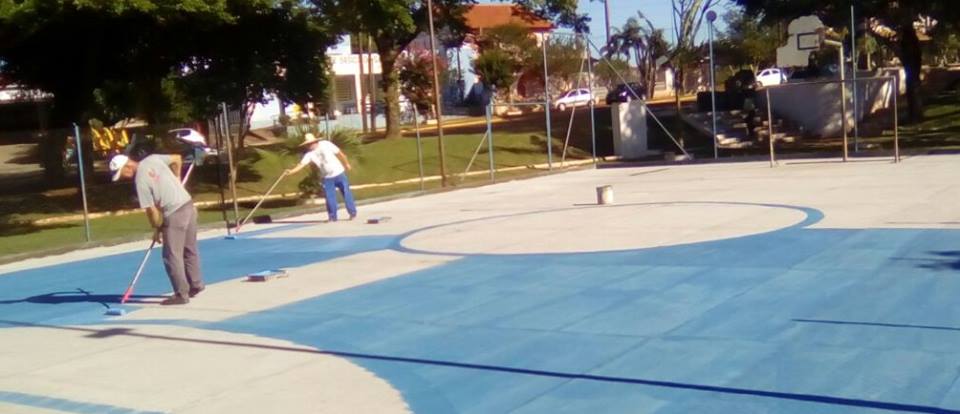 QUADRA DE FUTSAL RECEBE PINTURA
