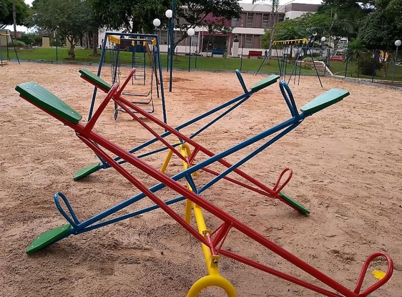 RECUPERADO O PARQUINHO DA PRAÇA