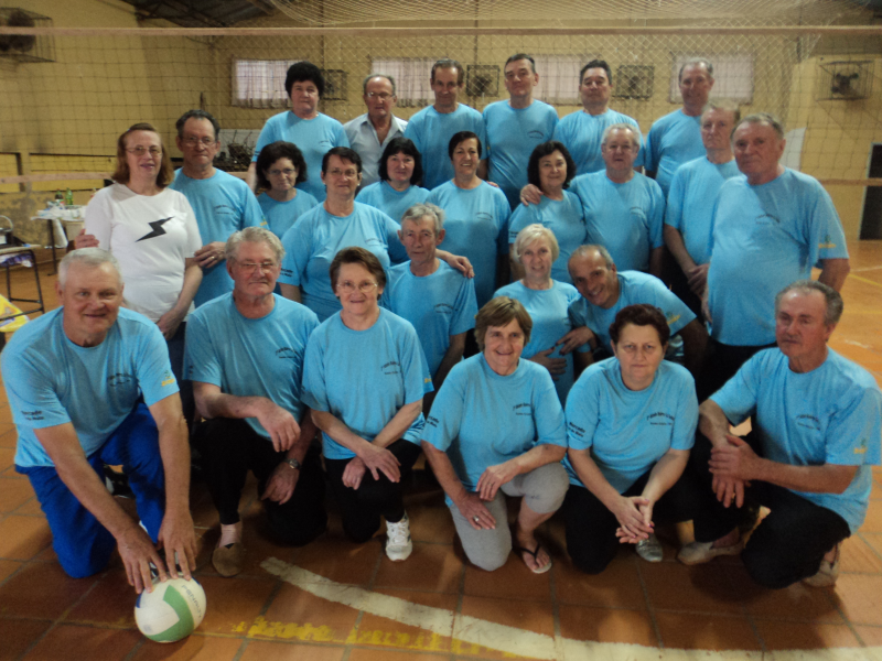 Grupo de 3ª Idade do Bairro La Salle pratica atividade esportiva de câmbio