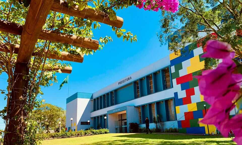 PREFEITURA RECEBE PINTURA