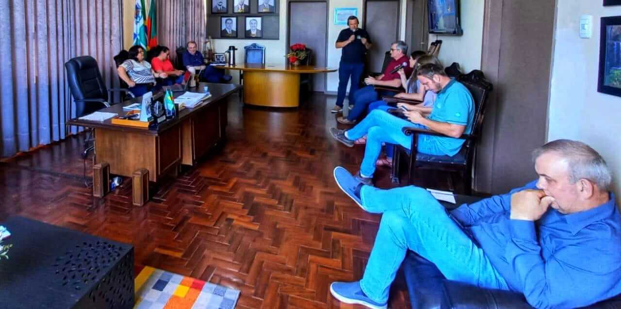 LÍDER NA PRODUÇÃO LEITEIRA E SUÍNOS