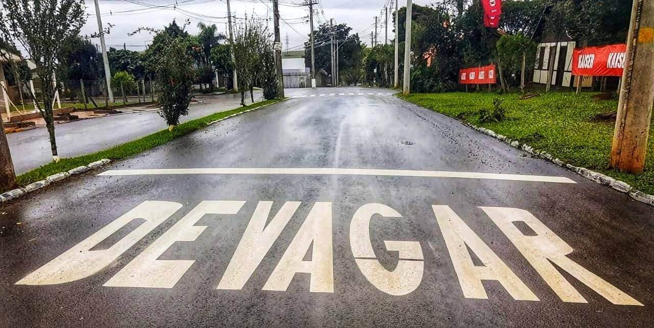 RUA ASFALTADA RECEBE SINALIZAÇÃO 