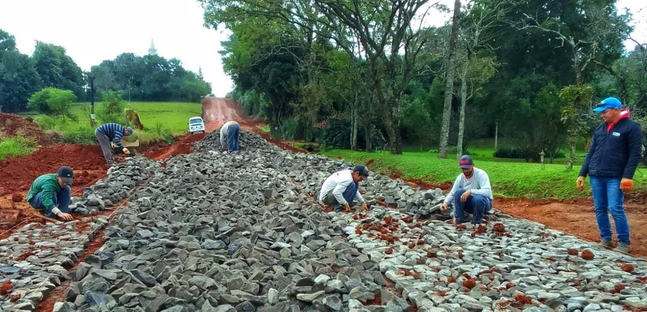 INICIADA OBRA DO CALÇAMENTO
