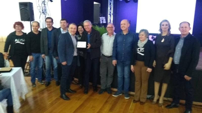 ACISA E MUNICÍPIO HOMENAGEIAM EMPRESAS