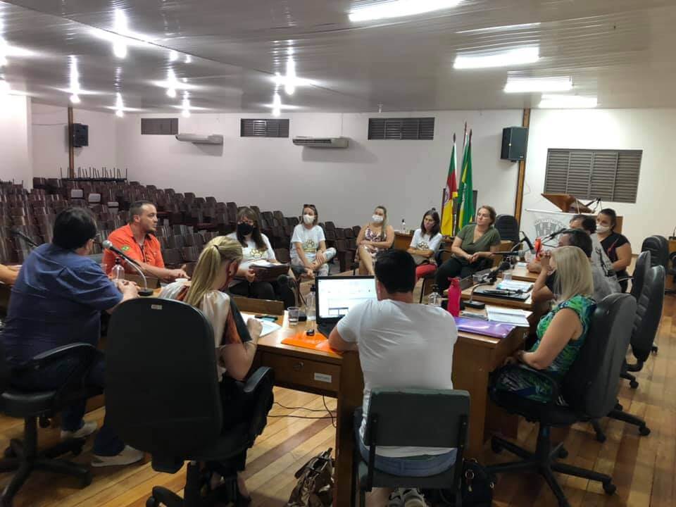 Vereadores estiveram em reunião com os integrantes da ONG Anjos de 4 patas do município de Tuparendi