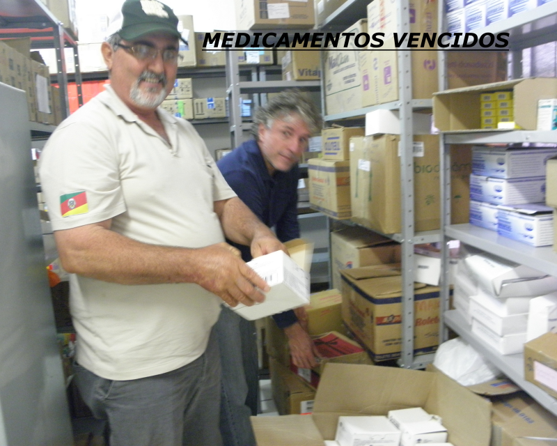 VEREADORES VISITAM FÁRMÁCIA DO POSTO DE SAÚDE 