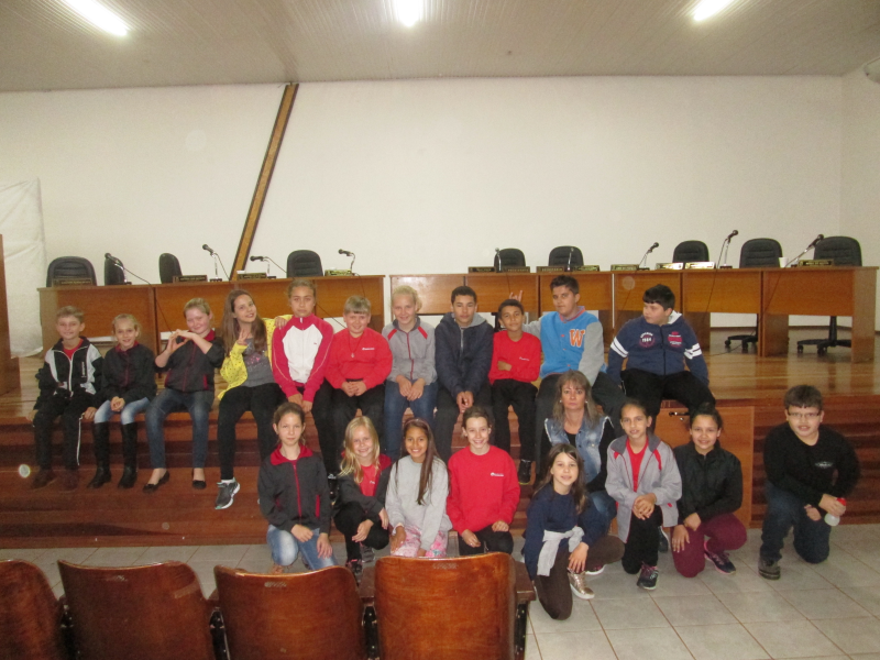 CÂMARA MUNICIPAL RECEBE VISITA DE ALUNOS DA ESCOLA HERMÍNIA SICHINEL.