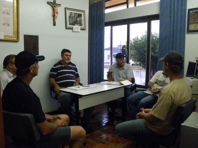 Reunião Sobre Compra de Equipamento Agrícola para o Município.