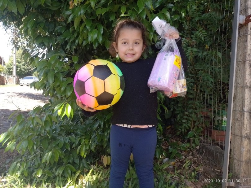 <p>Crian&ccedil;as atendidas pelo PIM e pelo PCF recebem presentes em comemora&ccedil;&atilde;o ao Dia da Crian&ccedil;a</p>