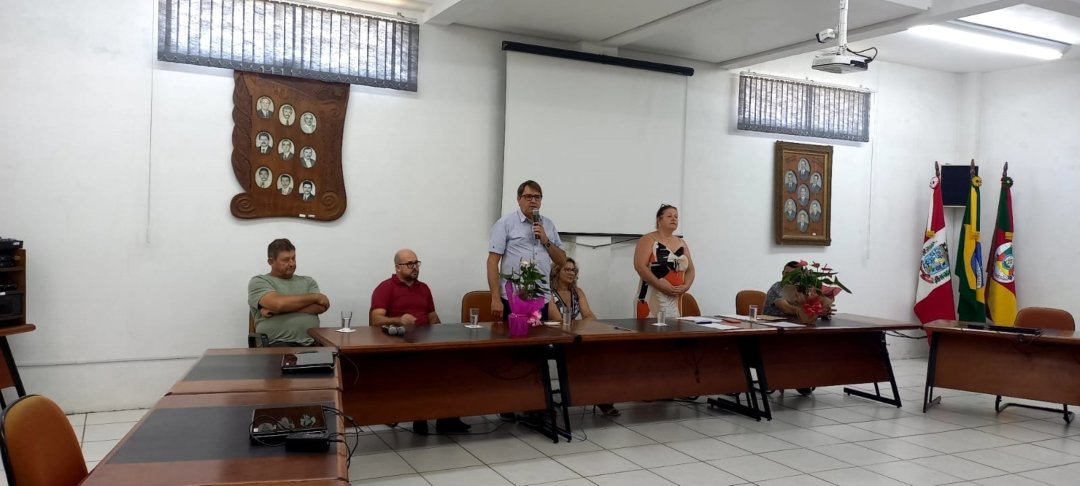 <p>Conselheiros Tutelares de Rolante s&atilde;o empossados pelo prefeito Pedro Rippel e pela presidente do CONDICAR, Silvana Matias, durante sess&atilde;o solene na C&acirc;mara de Vereadores</p>
