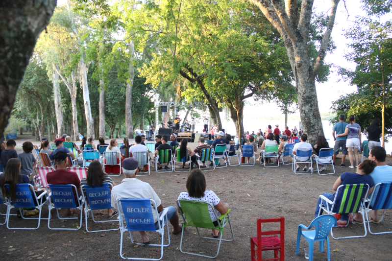 ENTARDECER COSTEIRO CULTIVA MÚSICA GAÚCHA E INTEGRAÇÃO ENTRE ARTISTAS.
