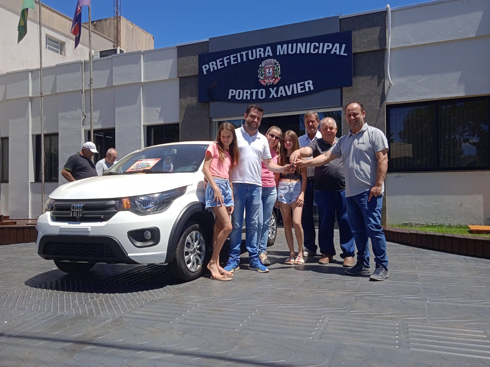 <p>Na noite do Natal Sem Fronteiras, no dia 23 de dezembro, foi realizado o sorteio do Bol&atilde;o de Pr&ecirc;mios &ldquo;Vivo Aqui, Compro Aqui&rdquo;.</p>