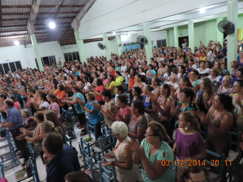 Paroquial lotado no Dia da Mulher