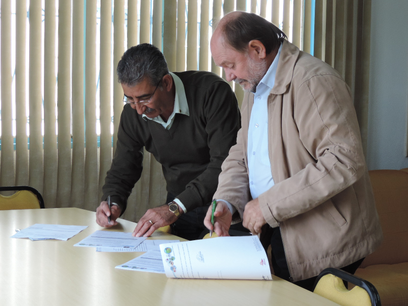 Prefeito assinou contrato para pavimentação asfáltica