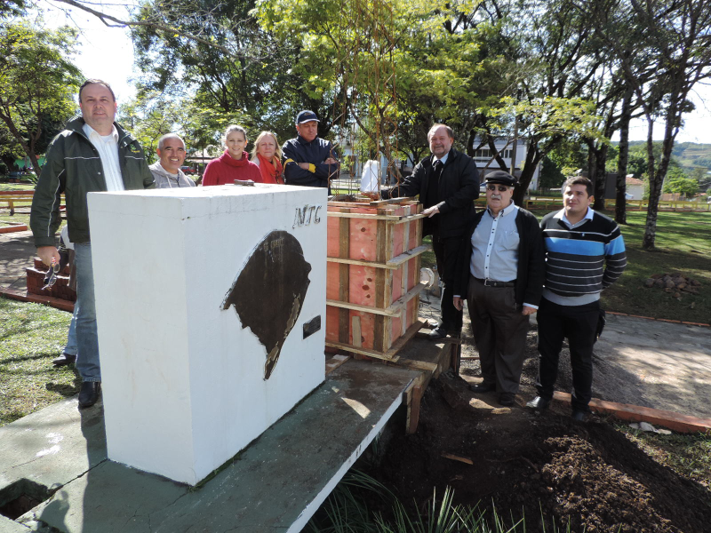 Cápsula do tempo foi colocada no Marco do Cinqüentenário