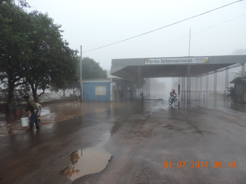 Rio baixa e comunidade trabalha na reconstrução e limpeza