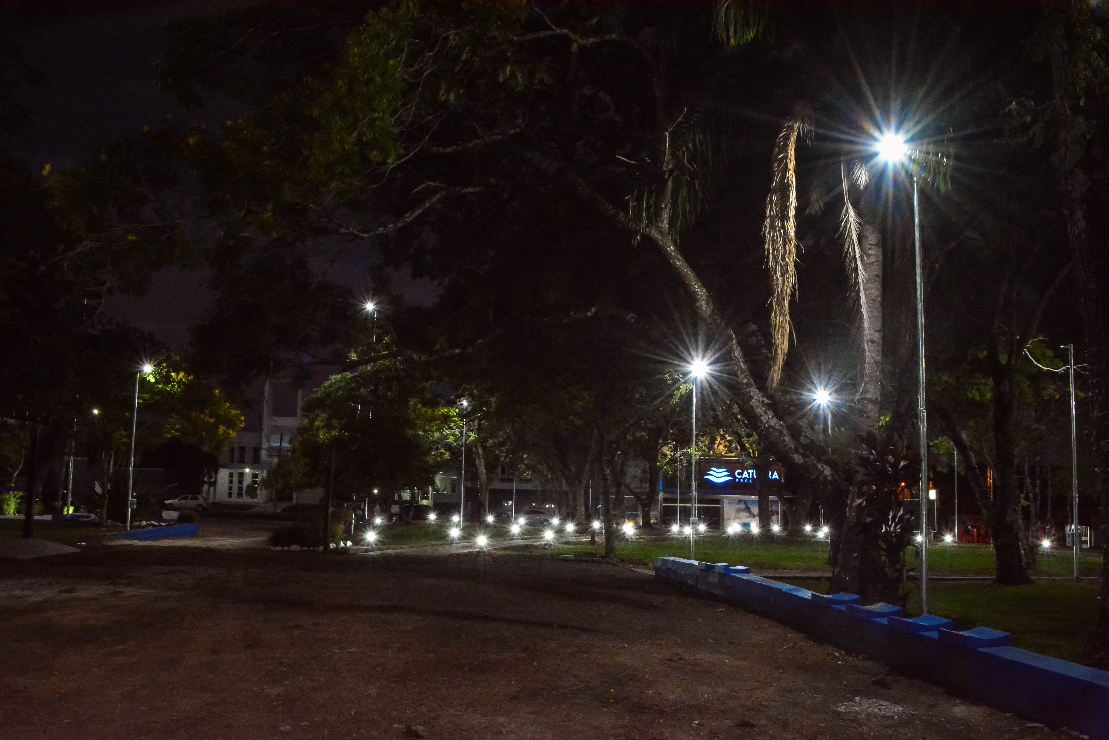 PRAÇA FERDINANDO ALBINO WENDT CONTA COM NOVA ILUMINAÇÃO 