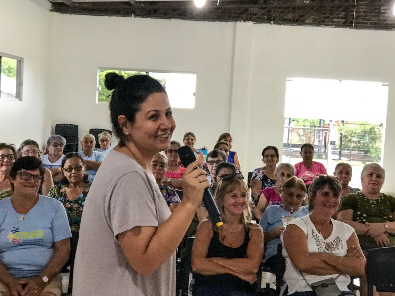 Secretaria Municipal de Assistência Social e Habitação promove palestra sobre IST/Aids para grupo de senhoras.