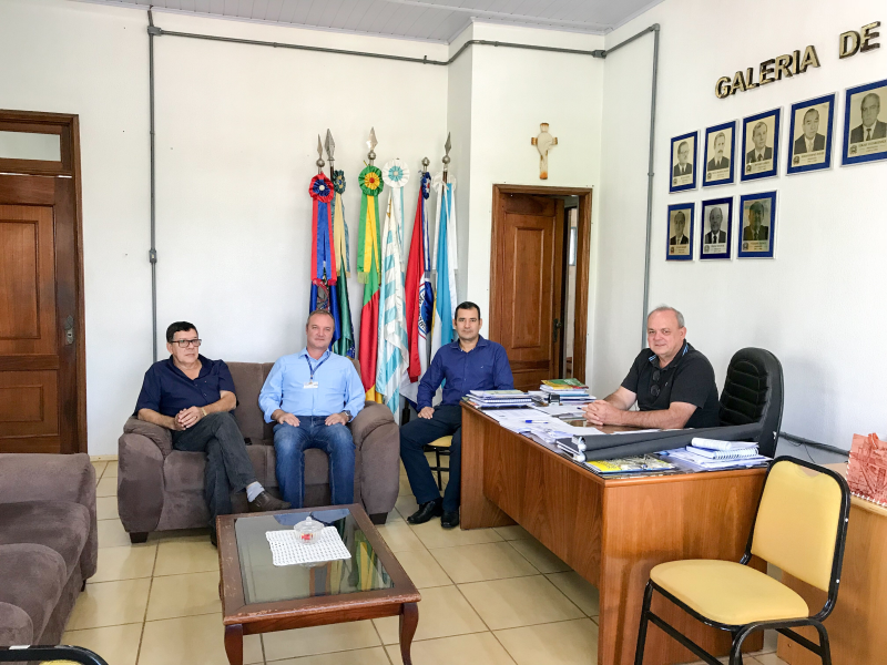 Prefeito reúne-se com dirigentes da CORSAN