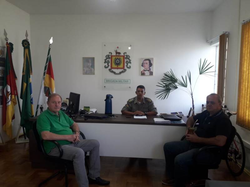 Prefeito reúne-se com comandante da PM e pede reforço de policiamento em Porto Xavier