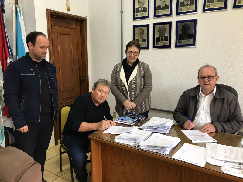 ASSINADO CONTRATO PARA A CONSTRUÇÃO DE ÁREA COBERTA NA ESCOLA DONA IRENE FEIER