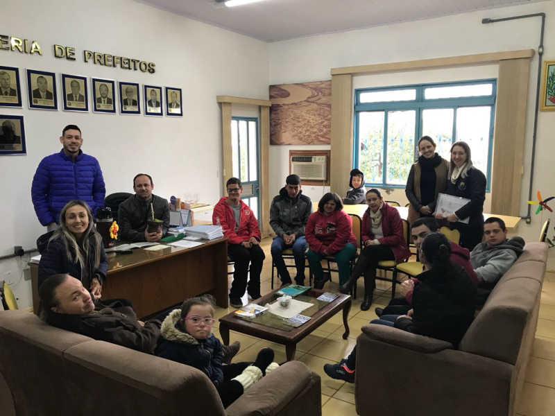 TURMA DA APAE DE PORTO XAVIER VISITOU O GABINETE MUNICIPAL 