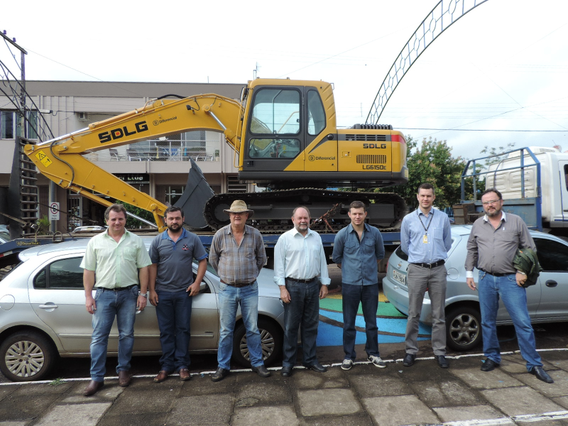 Prefeitura adquire escavadeira hidráulica