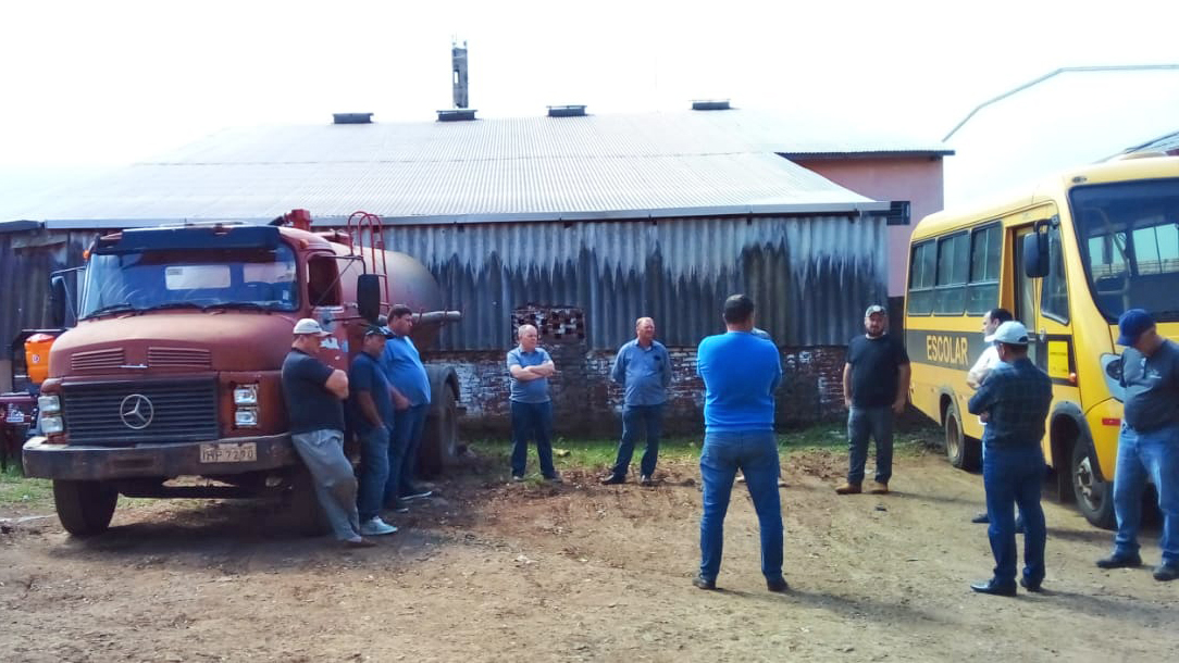 COMUNIDADES DO INTERIOR RECEBEM CAMINHÃO PARA TRANSPORTE DE DEJETOS DE SUÍNOS