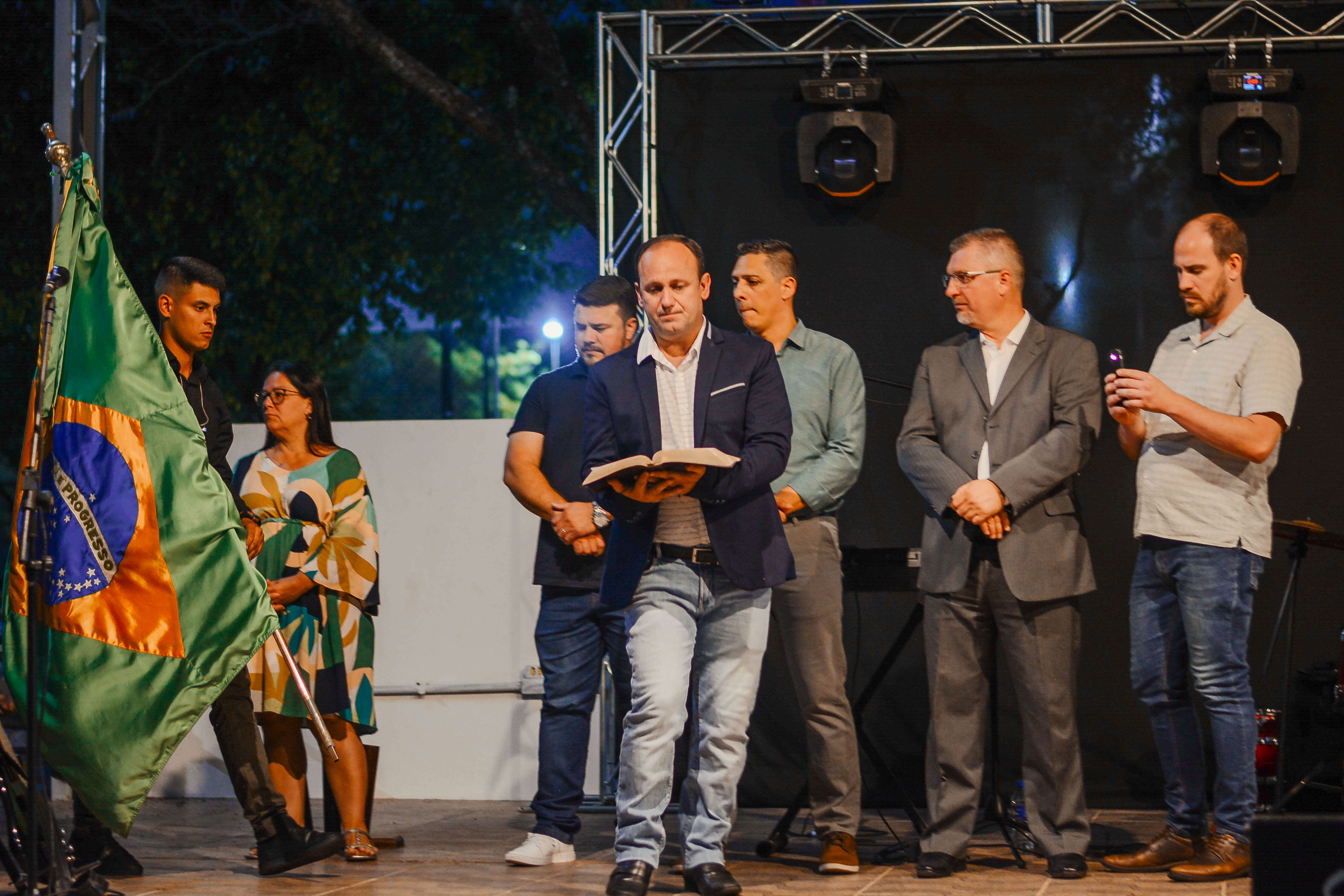 FÉ E ORAÇÕES MARCARAM EVENTO GOSPEL COM CANTORA SUELLEN LIMA