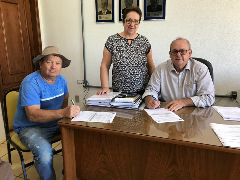 FIRMADO CONTRATO PARA RETOMADA DA CONSTRUÇÃO DE QUADRA COBERTA