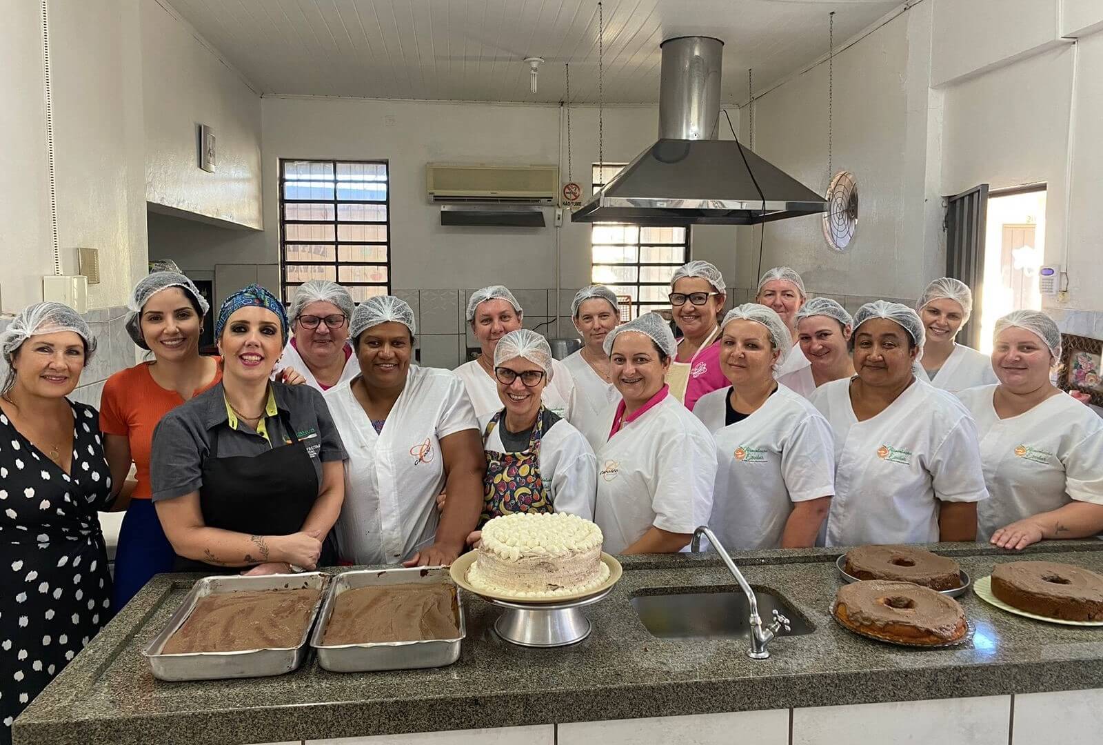 CURSO COM TÉCNICAS DE RECITAS SAUDAVEIS PARA COZINHEIRAS DA REDE MUNICIPAL DE ENSINO FOI REALIZADO