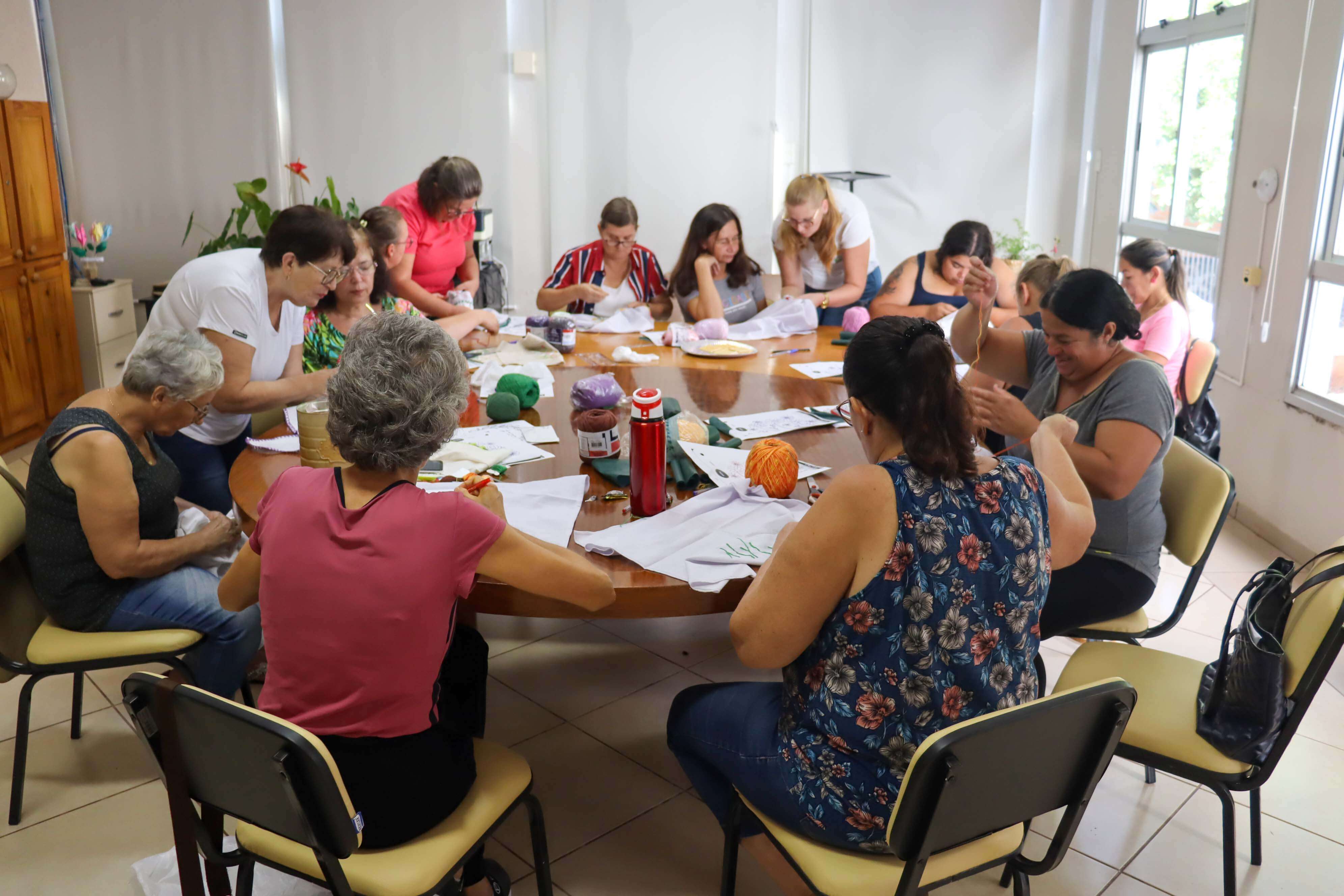 OFICINAS DE ARTESANATO DÃO SEQUÊNCIA À PROGRAMAÇÃO DO MÊS DA MULHER