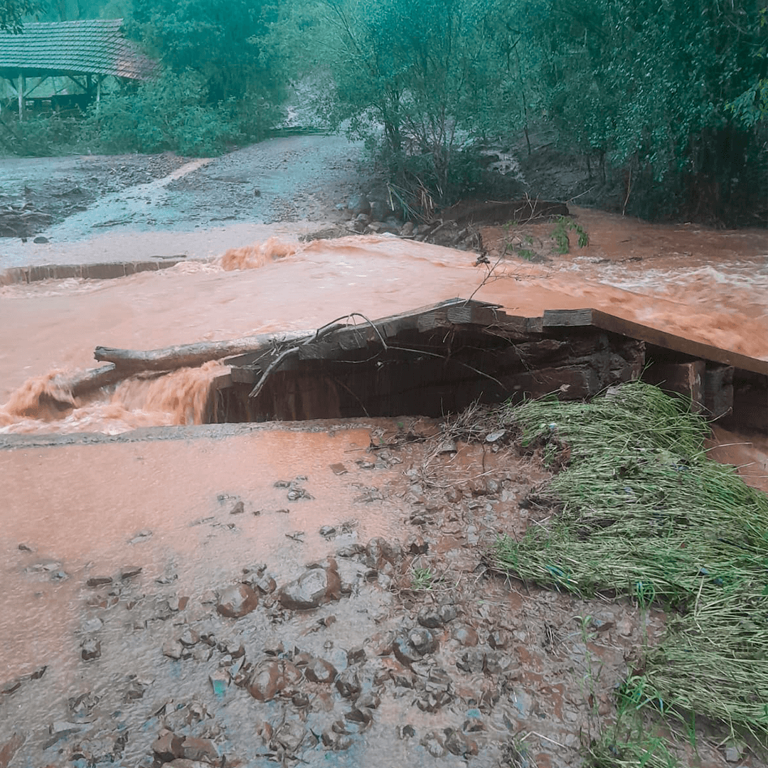 <p>SECRETARIAS DE AGRICULTURA E OBRAS TRABALHAM PARA RECUPERAR ACESSOS</p>