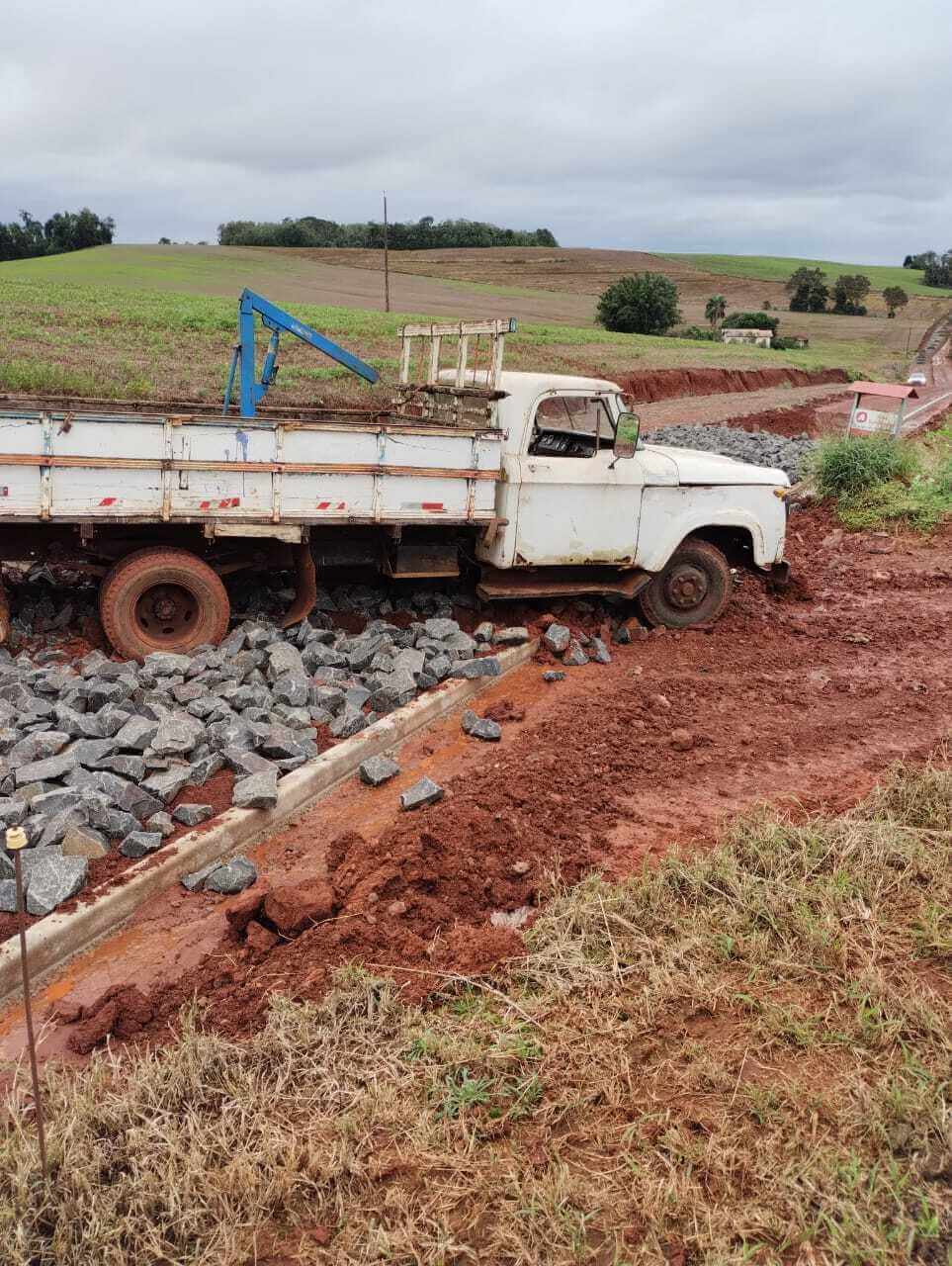 <p>ESTRAGOS NA OBRA DE CAL&Ccedil;AMENTO DE MANCHINHA FORAM REGISTRADOS NOVAMENTE</p>