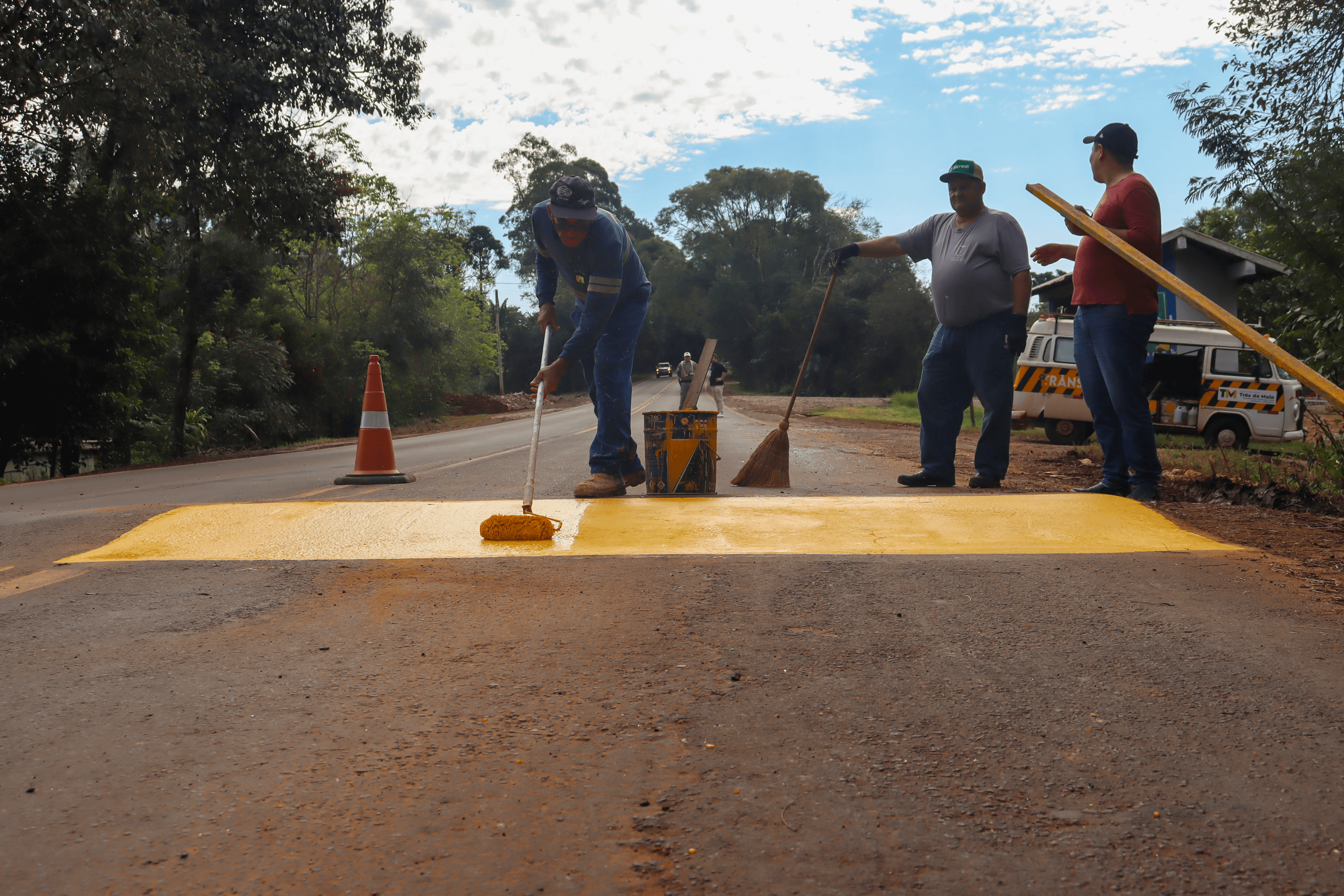 <p>REVITALIZA&Ccedil;&Atilde;O DA SINALIZA&Ccedil;&Atilde;O NA LOMBADA NA RS-342 &Eacute; REALIZADA PELO GOVERNO MUNICIPAL DE TR&Ecirc;S DE MAIO</p>