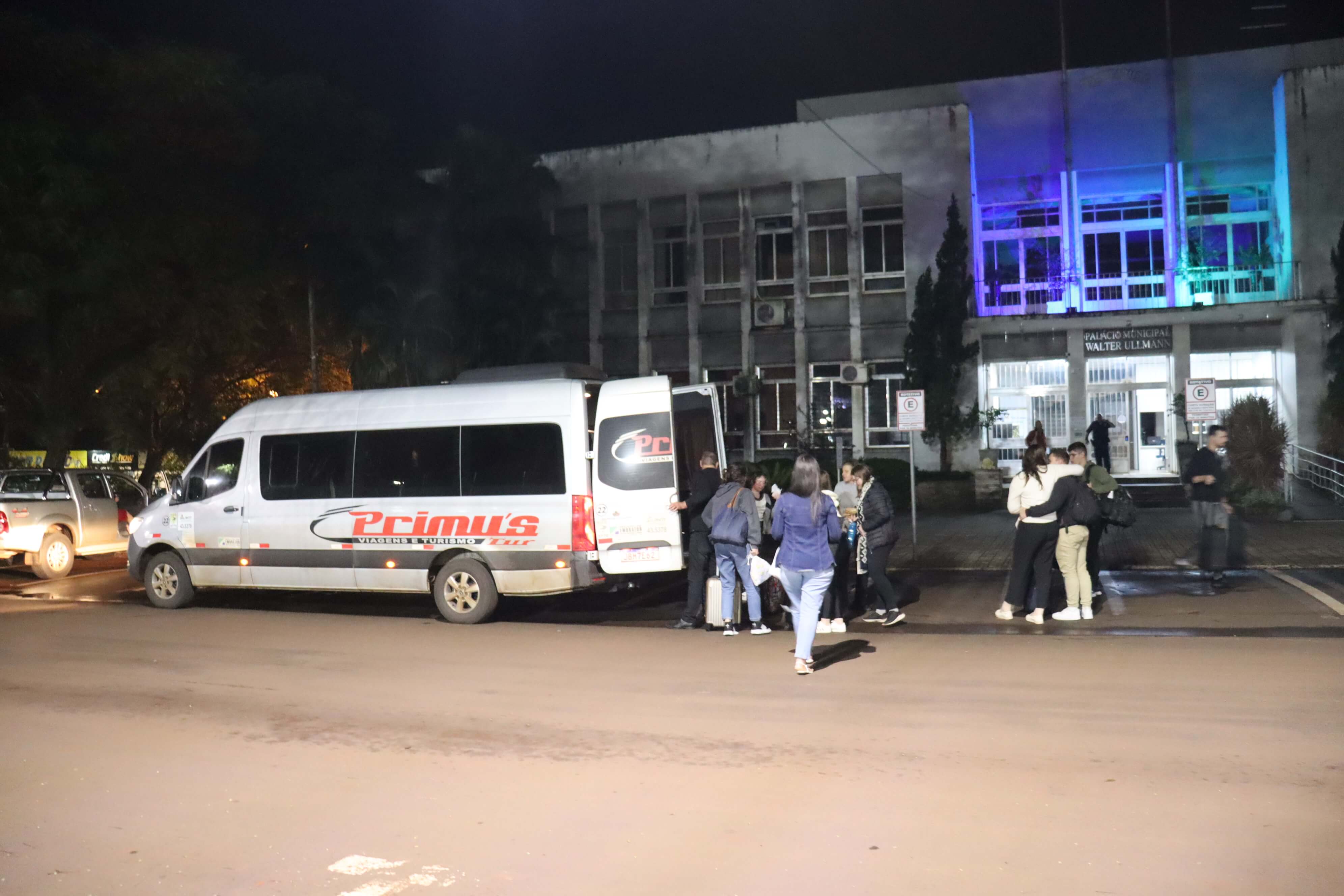 <p>MUN&Iacute;CIPES QUE ESTAVAM EM PORTO ALEGRE E REGI&Otilde;ES ATINGIDAS PELAS ENCHENTES RETORNARAM ONTEM</p>