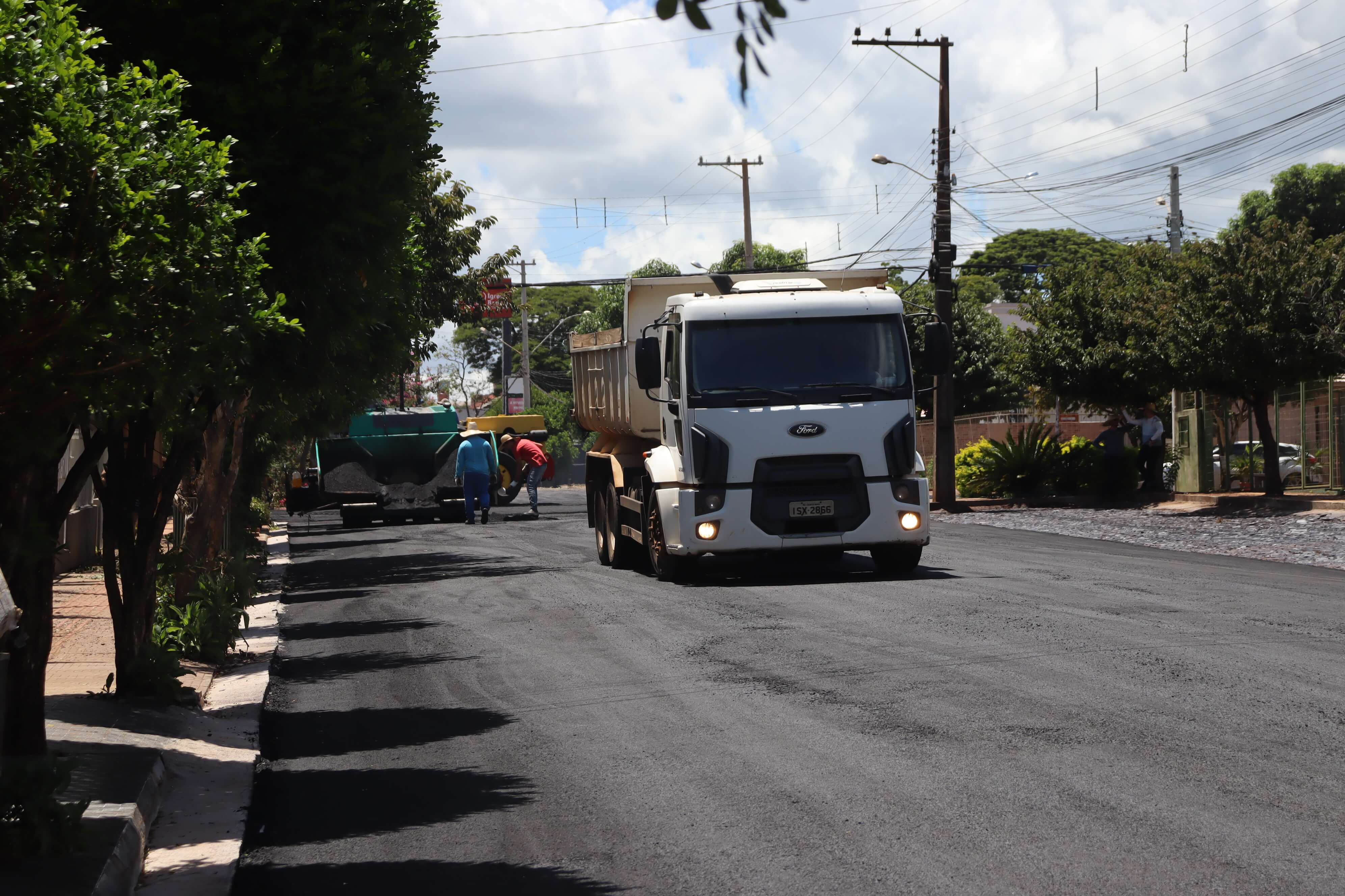 RUA PLANALTO ESTÁ RECEBENDO CAPEAMENTO ASFÁLTICO 