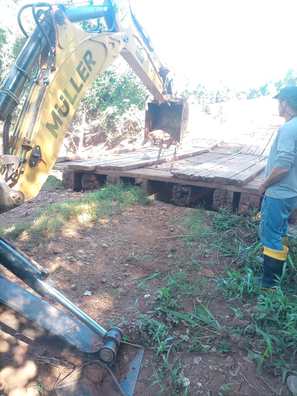 SECRETARIA DE AGRICULTURA RECUPERA 2 PONTILHÕES NO INTERIOR 