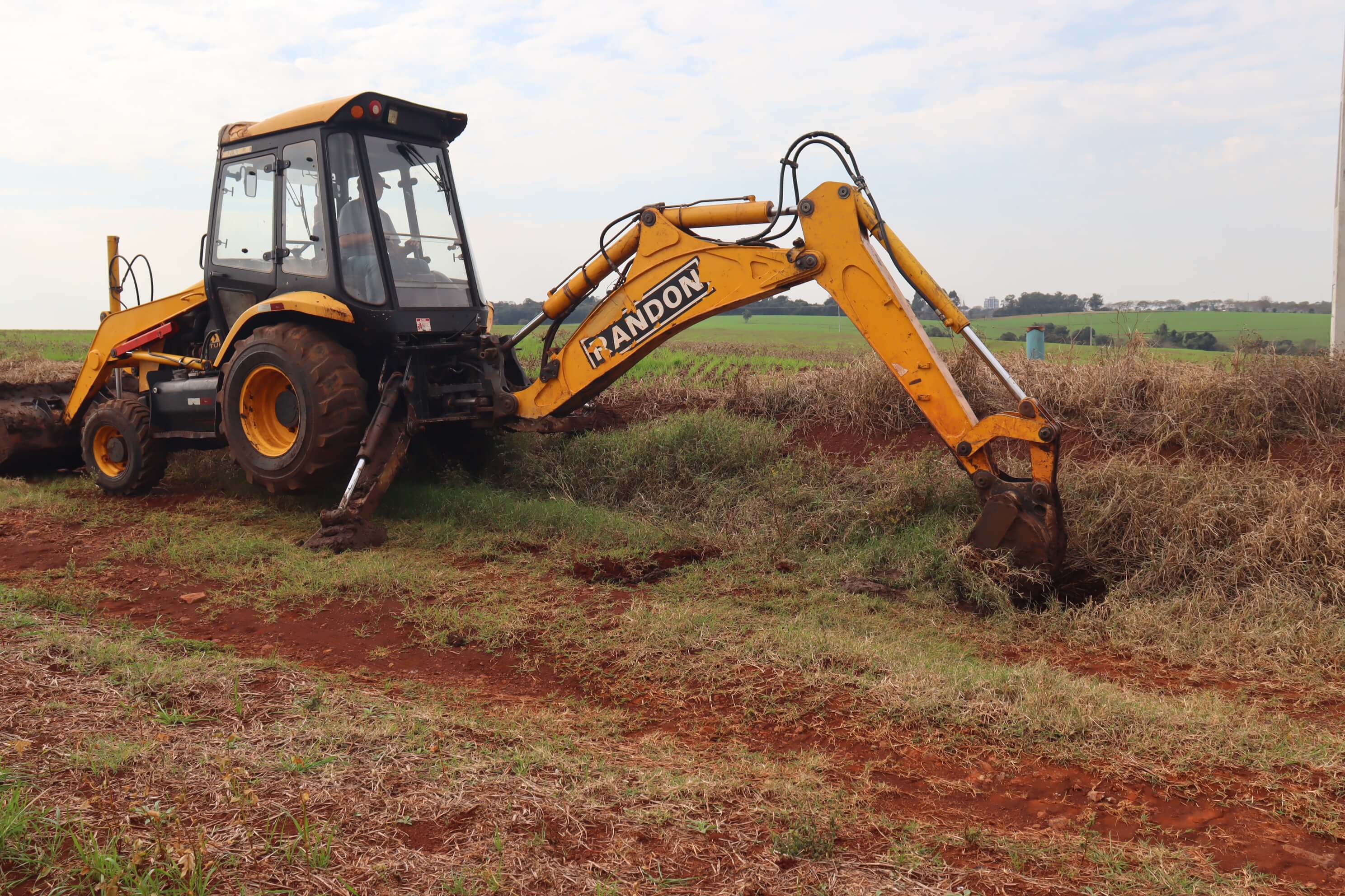 <p>INICIOU HOJE A OBRA DA REDE DE &Aacute;GUA DE QUARAINZINHO</p>