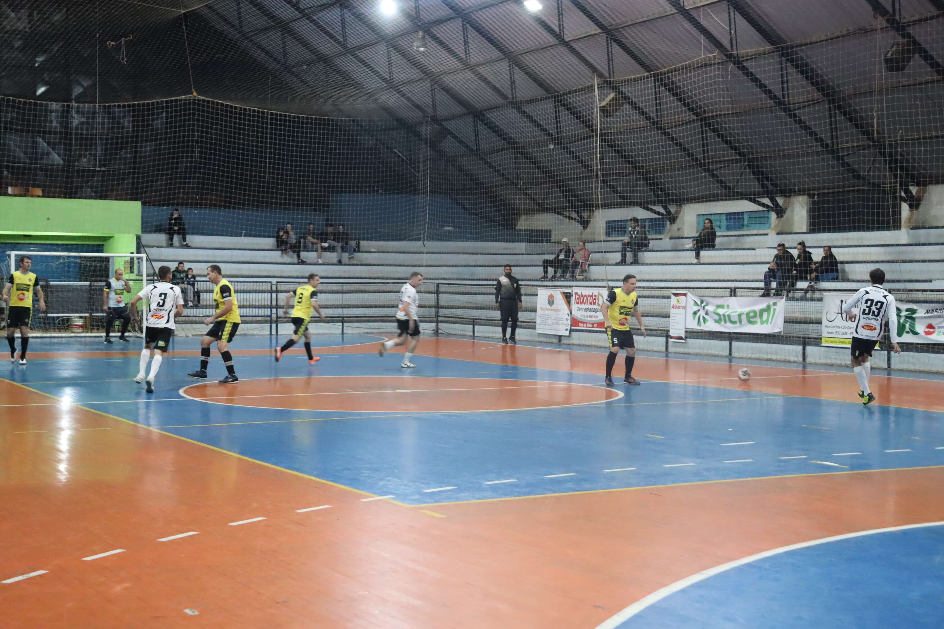 <p>PRIMEIRA RODADA DO CAMPEONATO MUNICIPAL DE VER&Atilde;O DE FUTSAL OCORREU ONTEM</p>