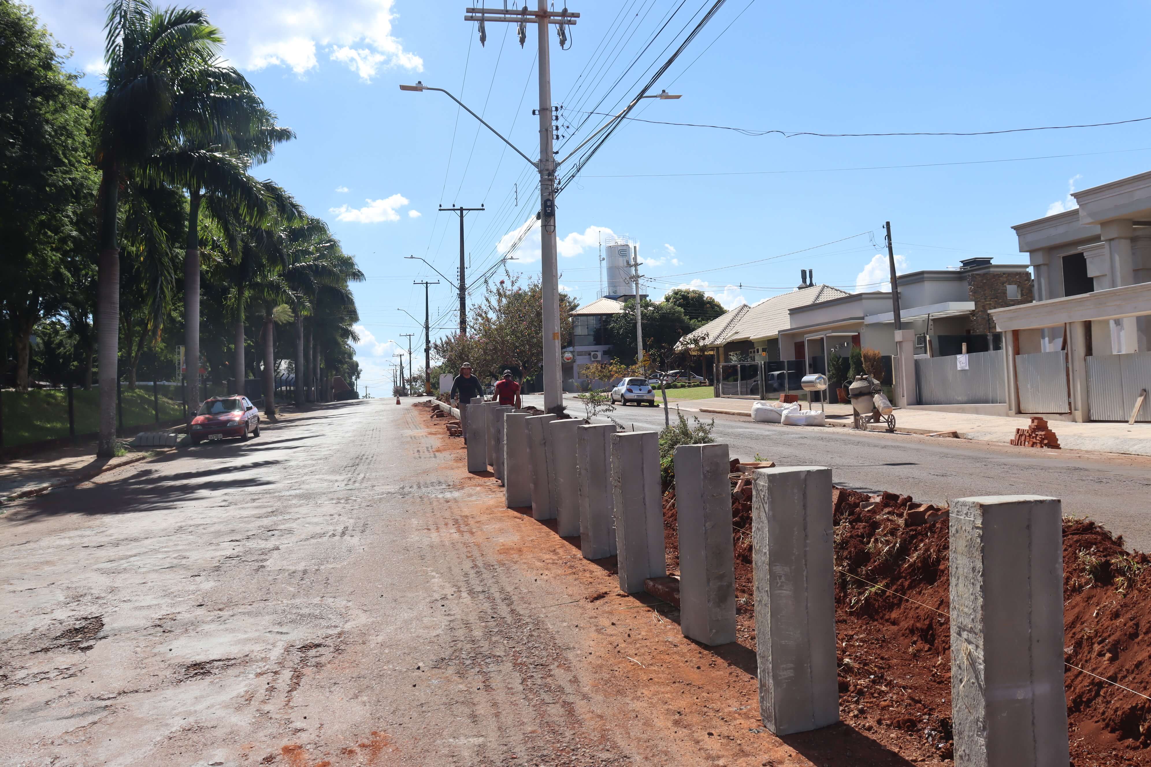 MEIOS-FIOS DOS CANTEIROS CENTRAIS ESTÃO SENDO INSTALADOS NA AVENIDA SANTA ROSA