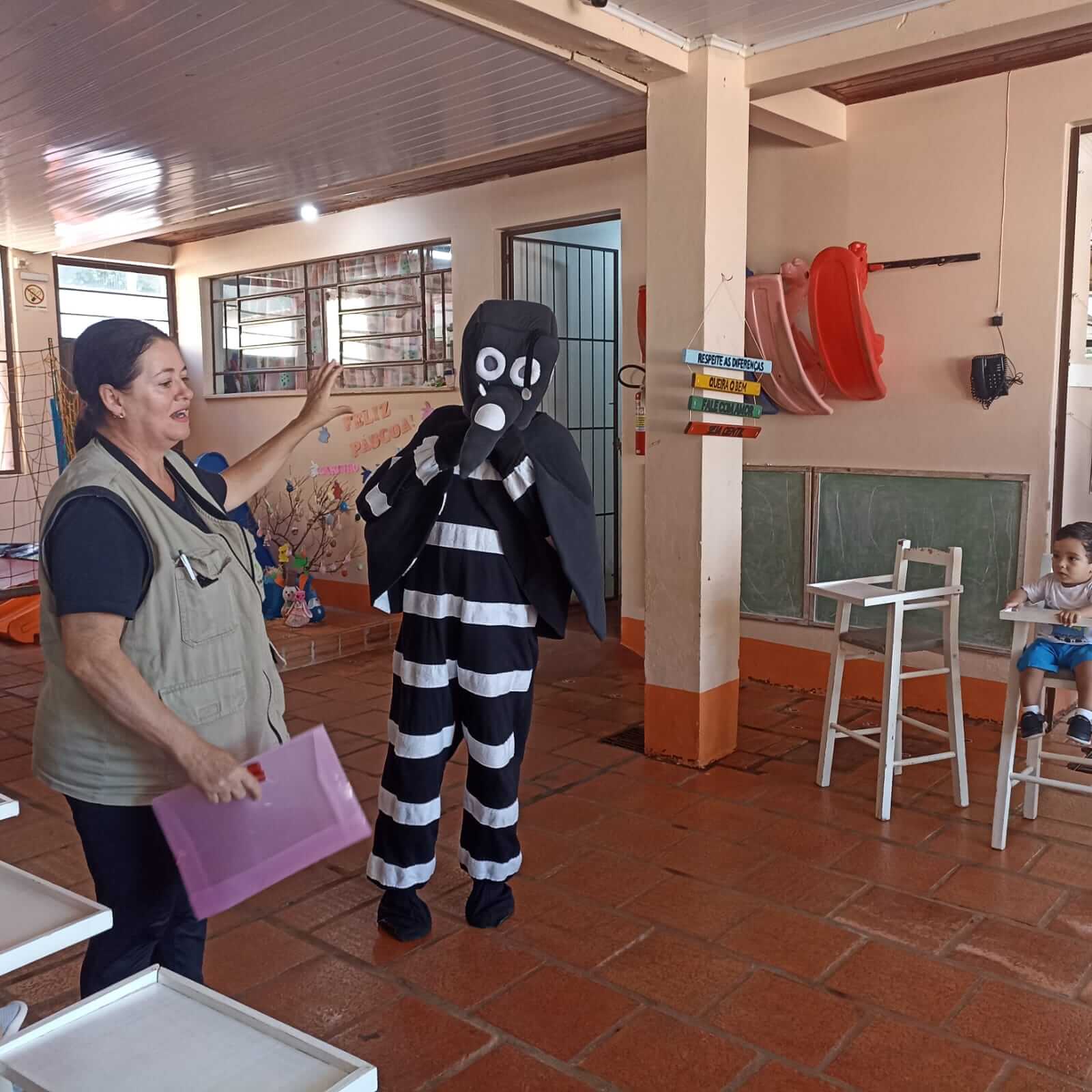 <p>ATIVIDADES DE CONSCIENTIZA&Ccedil;&Atilde;O SOBRE A DENGUE EST&Atilde;O OCORRENDO NAS EMEIS</p>