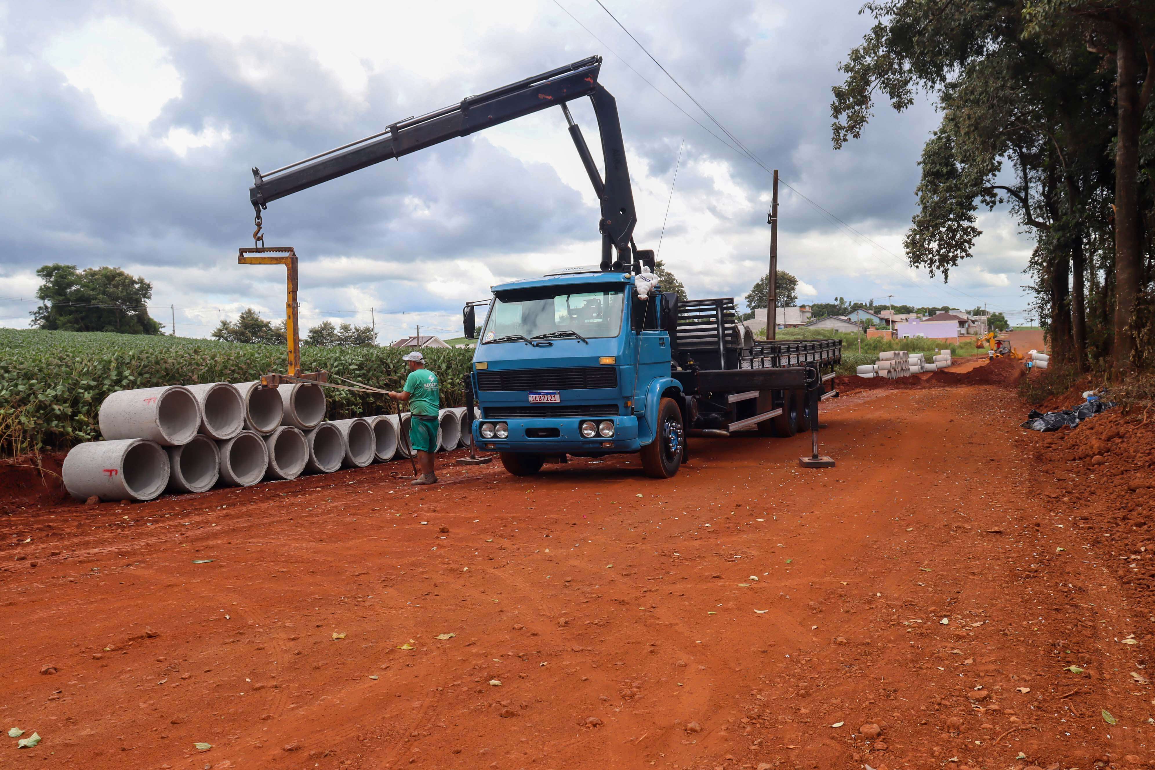 SEGUEM AS OBRAS PARA COLOCAÇÃO DO CALÇAMENTO NA RUA HORIZONTINA