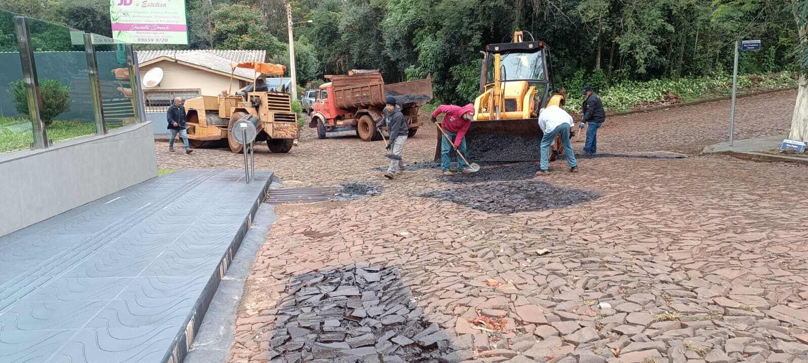 <p>SECRETARIA DE OBRAS REALIZA OPERA&Ccedil;&Atilde;O TAPA-BURACOS</p>