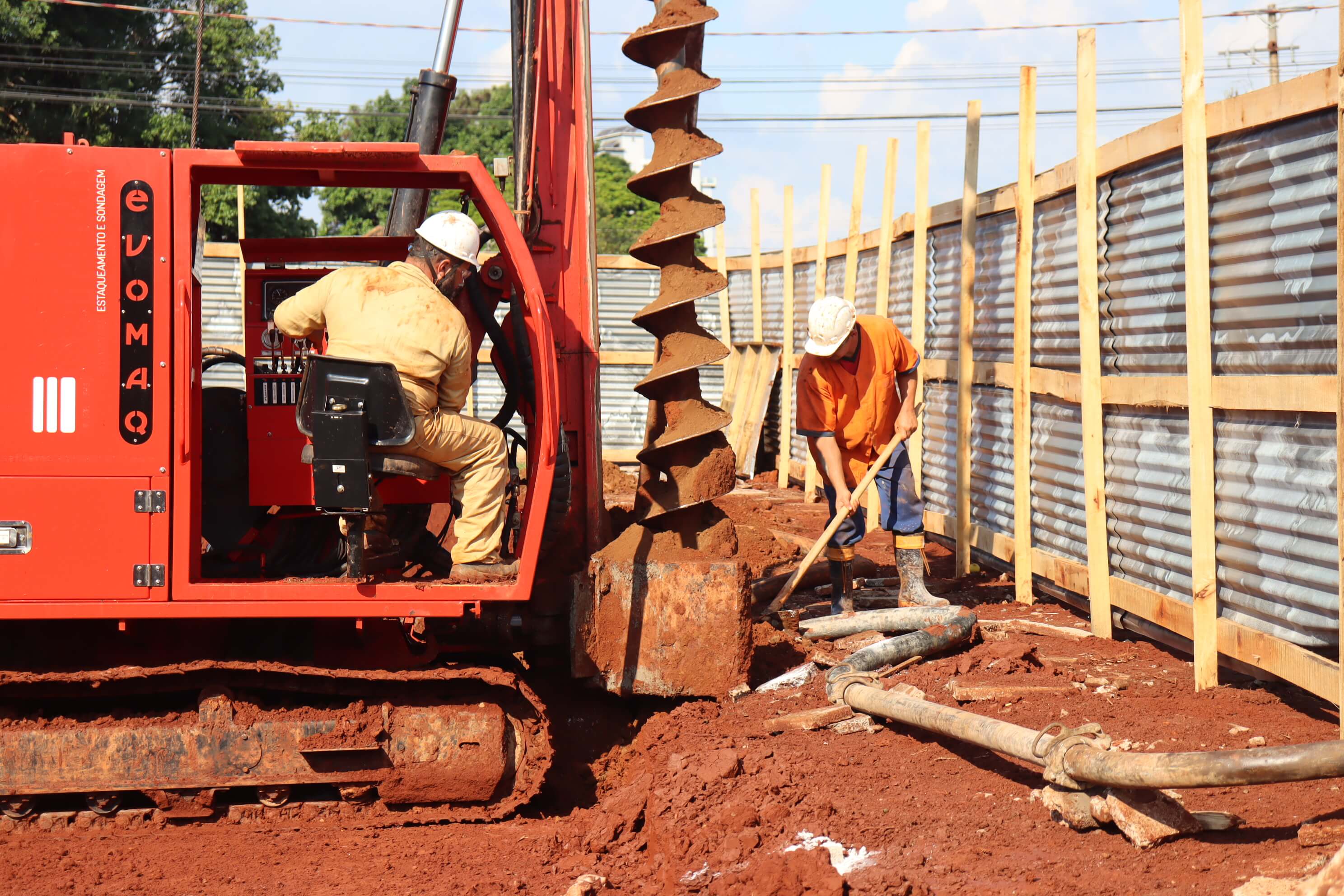 <p>SEGUEM AS OBRAS DO COMPLEXO ESPORTIVO E CULTURAL TR&Ecirc;S DE MAIO</p>